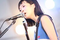 宮崎朝子（G, Vo）（撮影：柴田恵理）