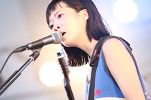 宮崎朝子（G, Vo）（撮影：柴田恵理）