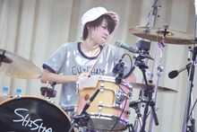 吉川美冴貴（Dr）（撮影：柴田恵理）