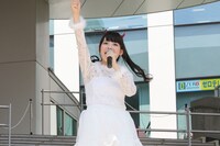 「生産！」「団結！」「反抑圧！」を三唱する上坂すみれ。