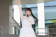 「生産!」「団結!」「反抑圧!」を三唱する上坂すみれ。