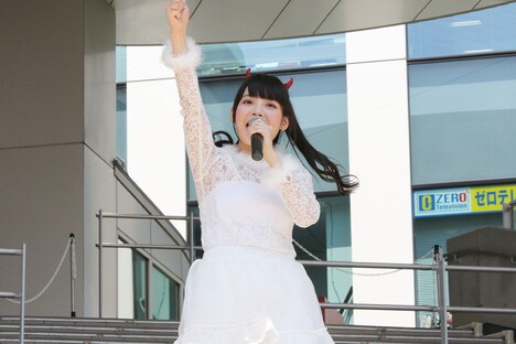 「生産!」「団結!」「反抑圧!」を三唱する上坂すみれ。