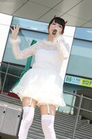 「七つの海よりキミの海」を歌う上坂すみれ。