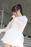 「閻魔大王に訊いてごらん」を歌う上坂すみれ。