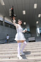 水鉄砲片手に客席エリアに向かう上坂すみれ。