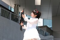 水鉄砲を手にする上坂すみれ。