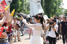 同志諸君に水鉄砲を乱射する上坂すみれ。