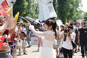 同志諸君に水鉄砲を乱射する上坂すみれ。