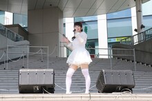 「Inner Urge」をパフォーマンスする上坂すみれ。