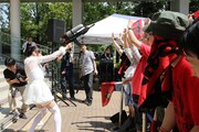 水鉄砲を乱射する上坂すみれと水を浴びる同志諸君。