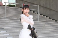 水鉄砲を手にポーズをキメる上坂すみれ