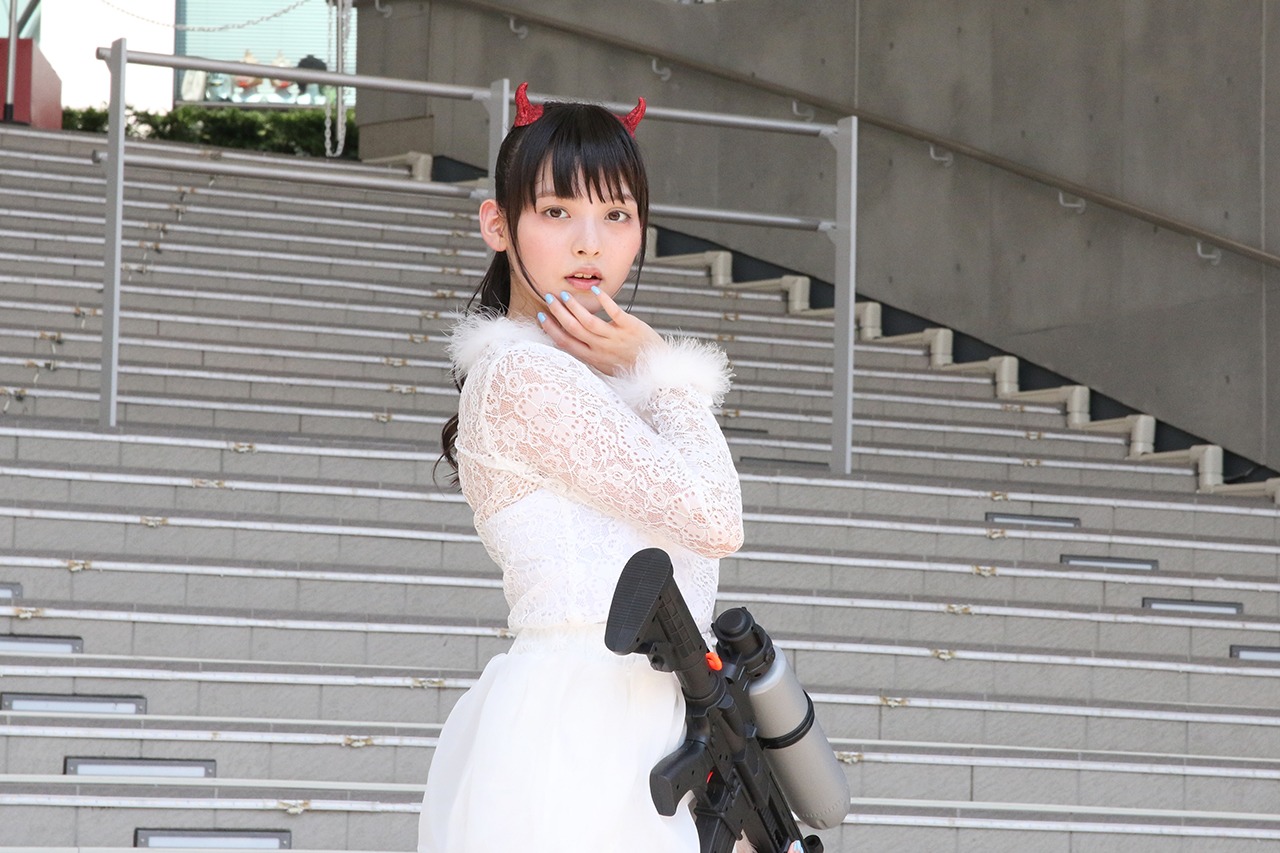 水鉄砲を手にポーズをキメる上坂すみれ