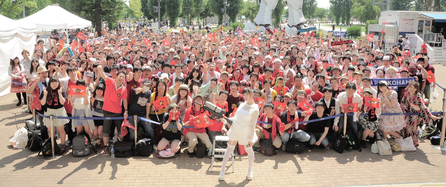 記念撮影する上坂すみれと同志諸君。（写真提供：スターチャイルドレコード）
