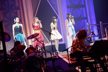 左からWakana（Kalafina）、YURIKO KAIDA、Keiko（Kalafina）、KAORI。（写真提供：FlyingDog）