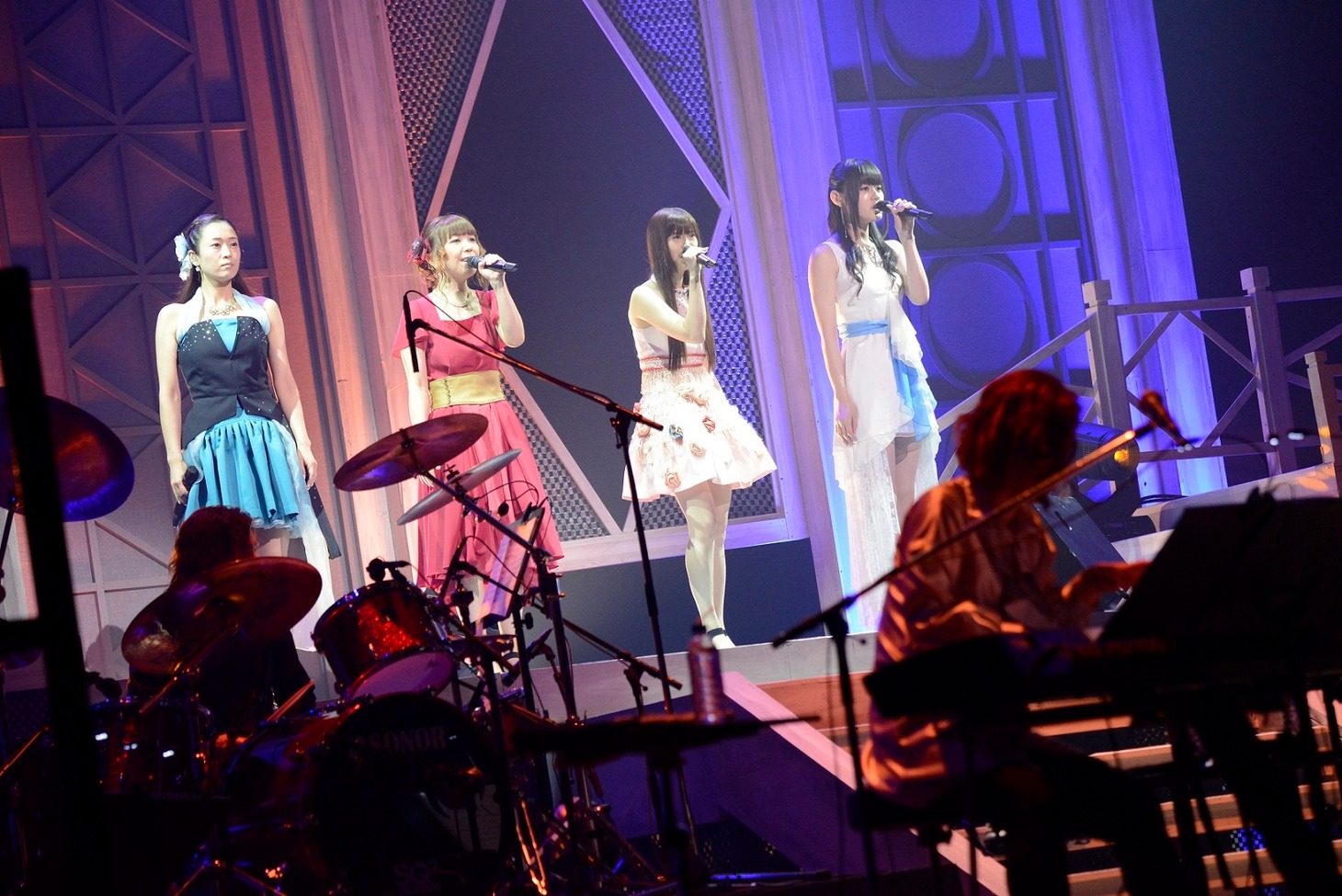 左からWakana（Kalafina）、YURIKO KAIDA、Keiko（Kalafina）、KAORI。（写真提供：FlyingDog）