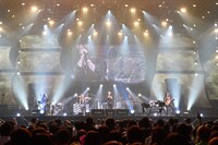 GLAY「GLAY Special Live 2015 in HAKODATE GLORIOUS MILLION DOLLAR NIGHT Vol.2」2日目の公演の様子。（撮影：岡田裕介）