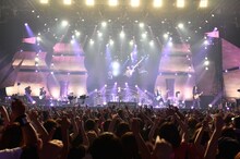 GLAY「GLAY Special Live 2015 in HAKODATE GLORIOUS MILLION DOLLAR NIGHT Vol.2」2日目の公演の様子。（撮影：岡田裕介）