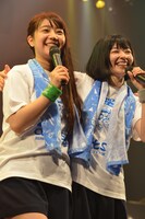 肩を組むhina（左）とyumi（右）。