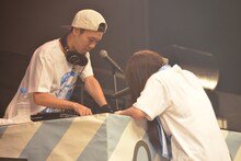 ヘッズと記念撮影するため用意していた自撮り棒が使えないトラブルにみまわれる岩渕竜也（左）とhina（右）。