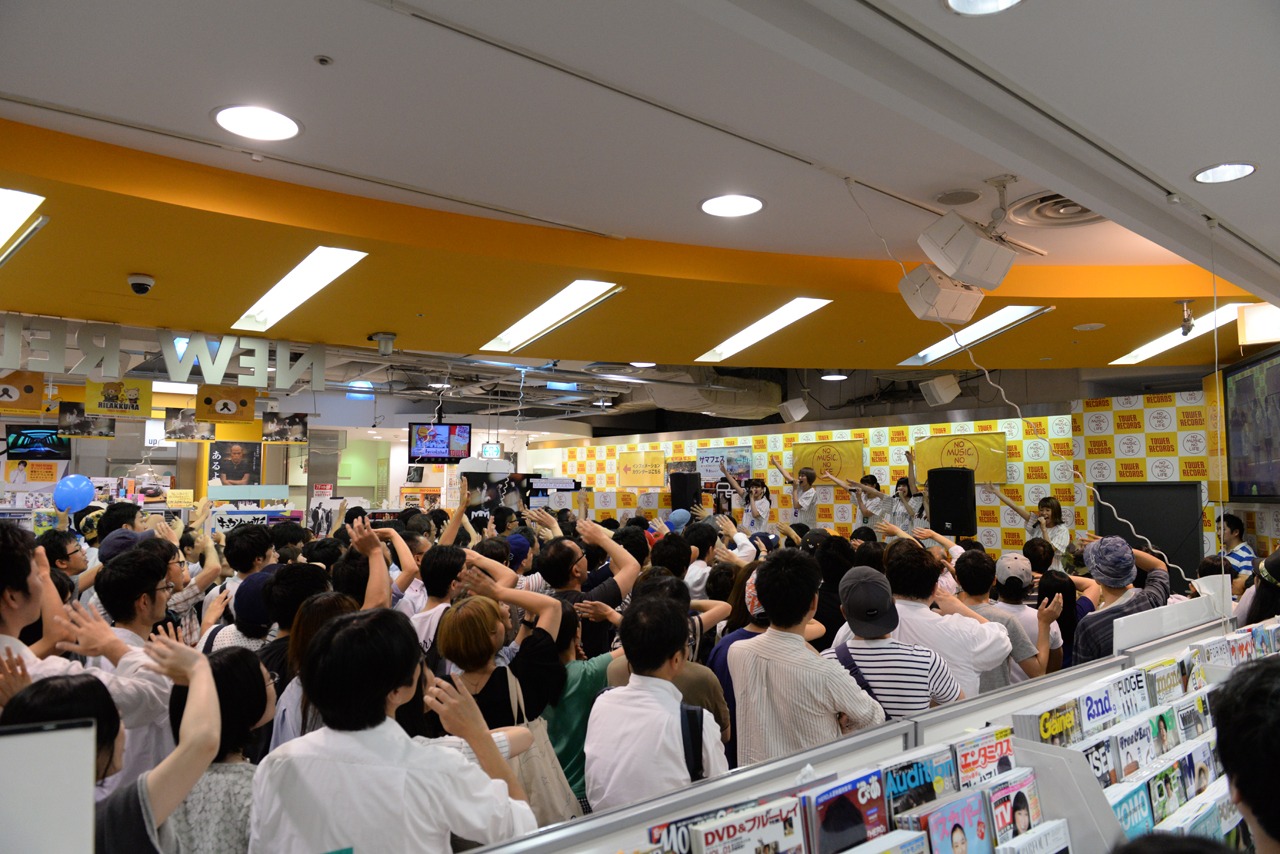ツアーファイナル前日の7月24日に東京・タワーレコード新宿店で行われたシングル「ワンダーグラウンド」リリースイベントの様子。