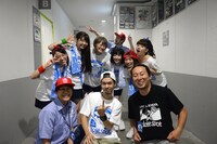終演直後のlyrical schoolとスタッフ。