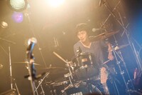 岡田一成（Dr）（撮影：後藤壮太郎）