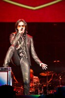 2015年の人気画像14位は「『我々とともに幸福と快楽の頂点に』B'zスタジアムツアー完遂より、稲葉浩志。（写真提供：VERMILLION RECORDS）