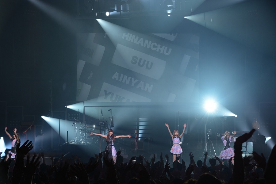 「Silent Siren Live Tour 2015 Spring → Summer サイレン VS サイレント」東京・NHKホール公演の様子。（写真提供：Dreamusic）