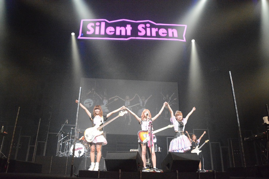 「Silent Siren Live Tour 2015 Spring → Summer サイレン VS サイレント」東京・NHKホール公演の様子。（写真提供：Dreamusic）