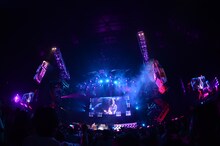 「B'z LIVE-GYM 2015 -EPIC NIGHT-」ナゴヤドーム公演の様子。 （写真提供：VERMILLION RECORDS）