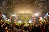 「B'z LIVE-GYM 2015 -EPIC NIGHT-」ナゴヤドーム公演の様子。 （写真提供：VERMILLION RECORDS）