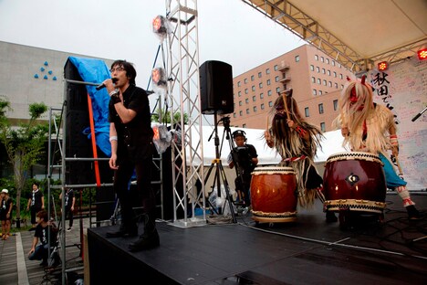 「高橋優デビュー5周年記念 ベストアルバム発売記念祭『秋田で笑う約束』」の模様。（写真提供：ワーナーミュージック・ジャパン）