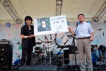 写真左より高橋優、佐竹敬久秋田県知事。（写真提供：ワーナーミュージック・ジャパン）