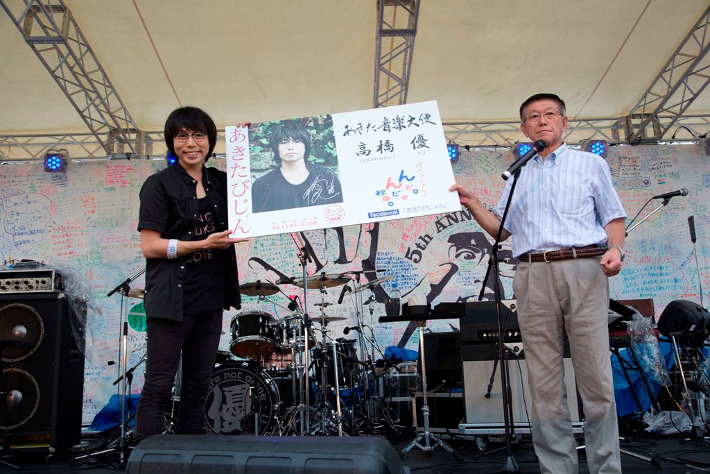 写真左より高橋優、佐竹敬久秋田県知事。（写真提供：ワーナーミュージック・ジャパン）