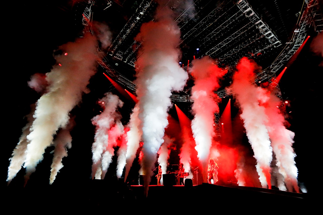 「Best Hit Alfee 2015 ONE NIGHT CIRCLE」のライブの様子。（Photo by hajime kamiiisaka）
