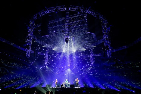 「Best Hit Alfee 2015 ONE NIGHT CIRCLE」のライブの様子。（Photo by hajime kamiiisaka）