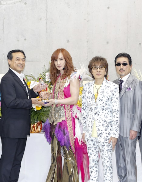 トロフィー授与の様子。（Photo by hajime kamiiisaka）