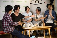 LINE「LIVE CAST」生配信中の様子。