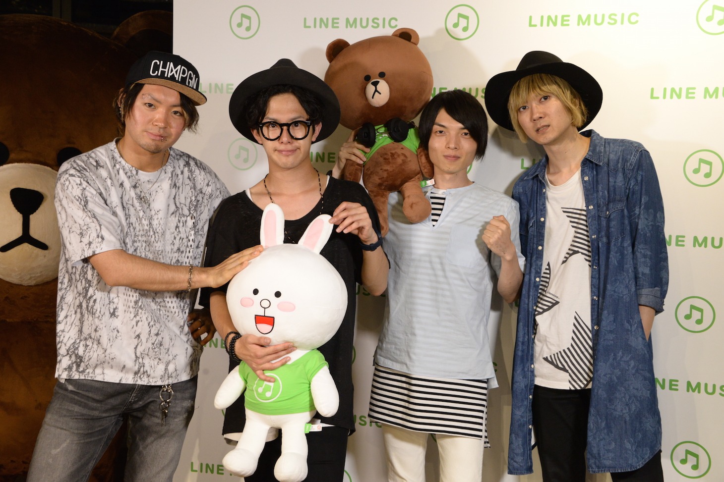 生配信終了後のBLUE ENCOUNTの4人。