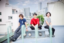 My Hair is Bad。中央が椎木知仁（G, Vo）。