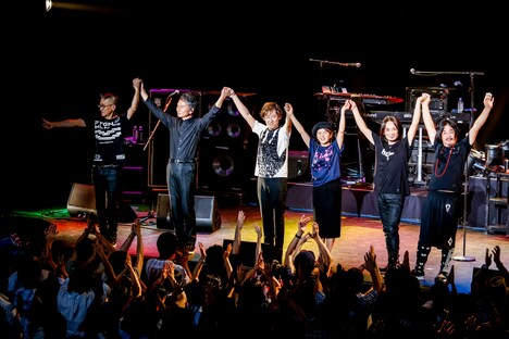 「REBECCA Preview Live」アンコールの様子。（Photo by Hajime Kamiiisaka）