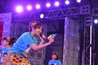 水鉄砲を撃ちまくる安本彩花。