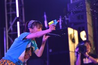 水鉄砲を撃ちまくる真山りか。