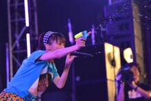 水鉄砲を撃ちまくる真山りか。