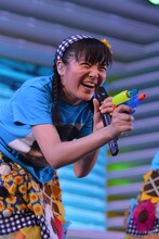 水鉄砲を撃ちまくる中山莉子。