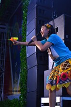 水鉄砲を撃ちまくる小林歌穂。