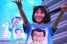 ショートボブにイメージチェンジした星名美怜。