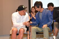 （手前左から）野性爆弾・川島、いしだ壱成。