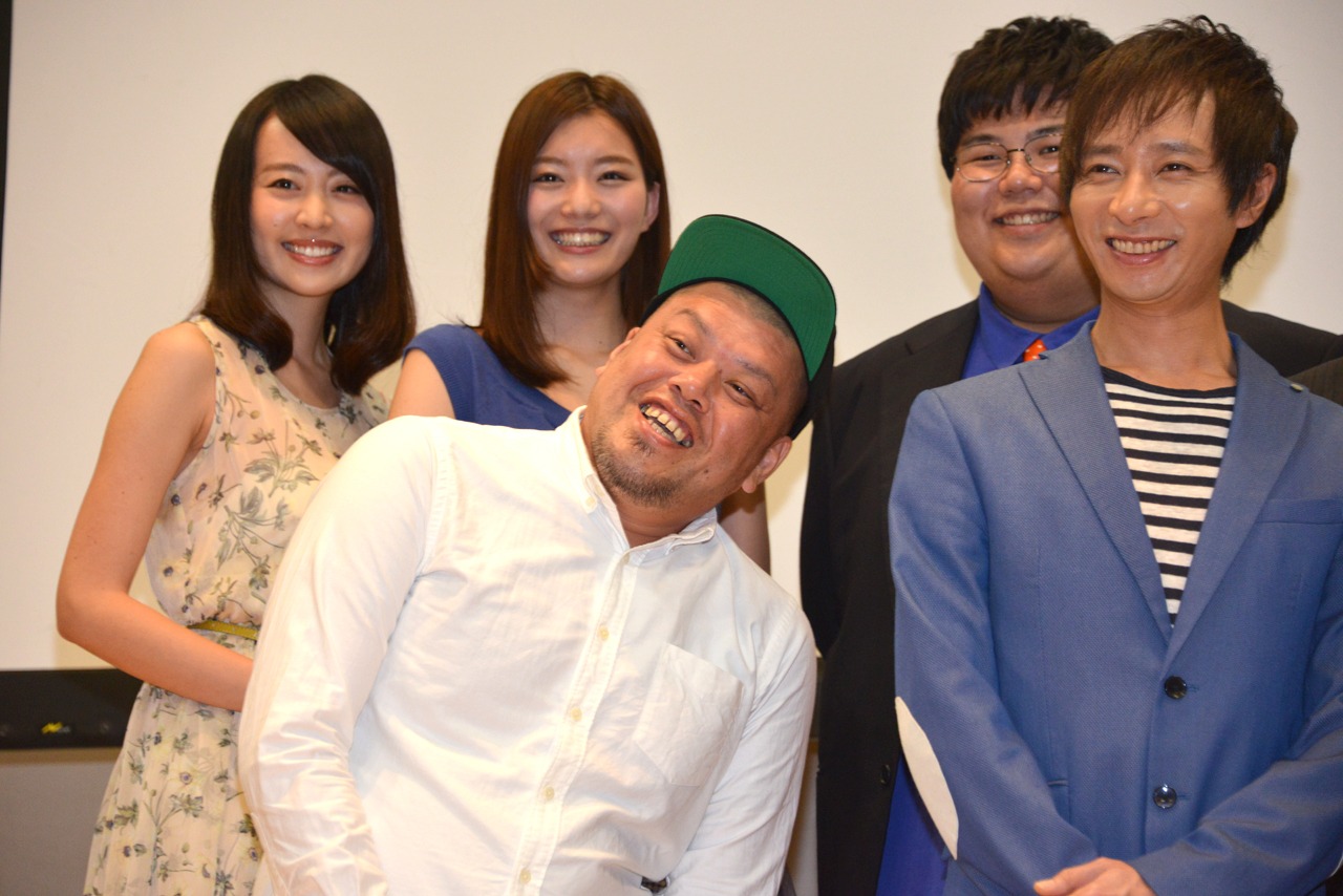 後列に気を利かせて首をクイと曲げる野性爆弾・川島（手前左）。