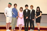 左から川島邦裕（野性爆弾）、いしだ壱成、山田菜々、横浜流星、鈴木拡樹、神田沙也加。